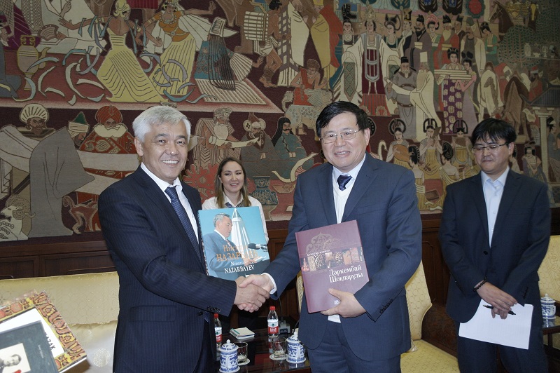 Ұлттық кітапхана ұжымы Қытайдың басты кітапханаларында іссапарлық кездесулер өткізді