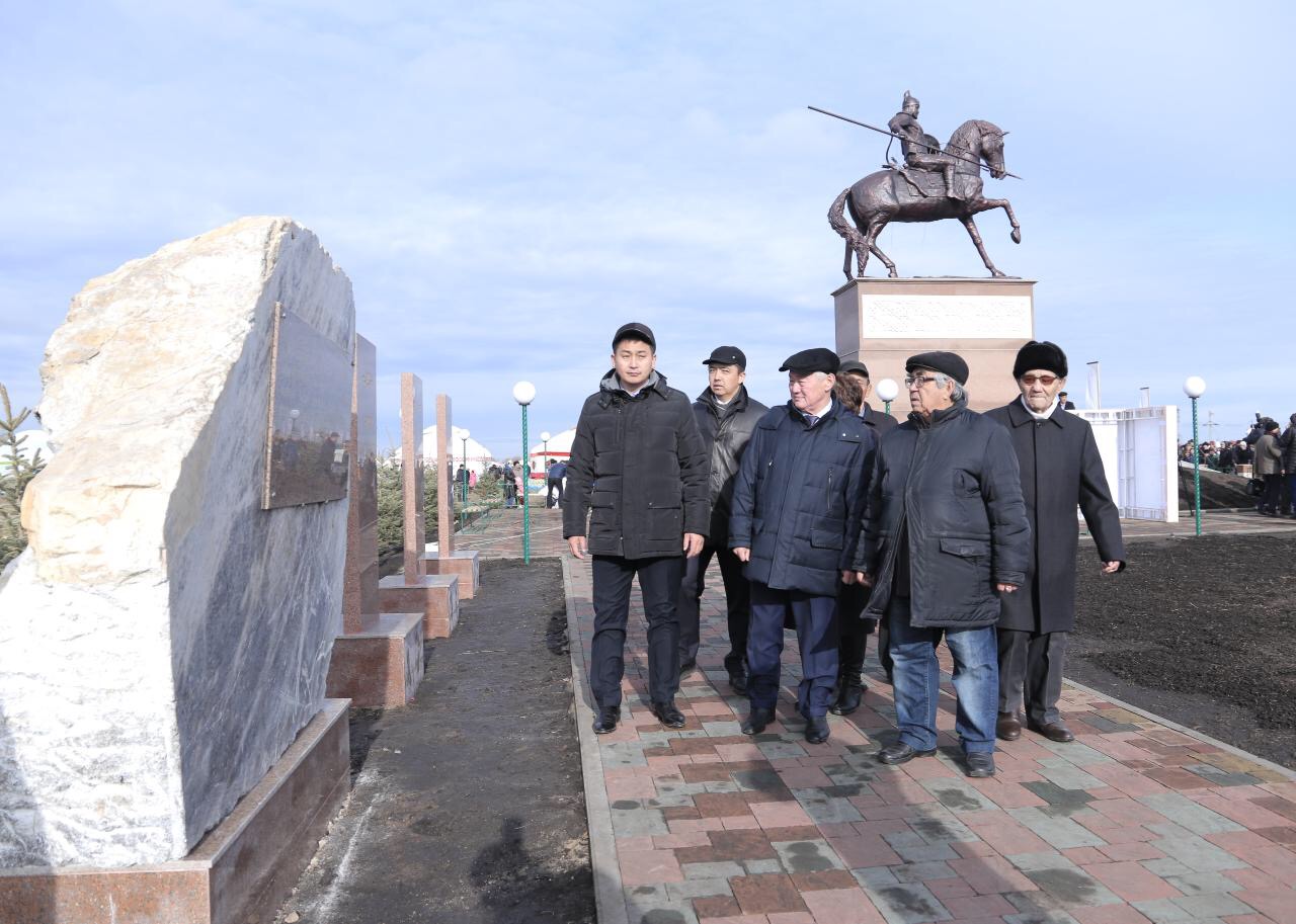 Батыры актобе. Есет Ата в Актюбинске. Мавзолей Есет батыр. Актобе гора Есет батыра. Актюбинск Есет батыра 105.