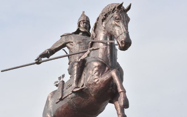 Ту ұстап, тұлпар мінген тархан
