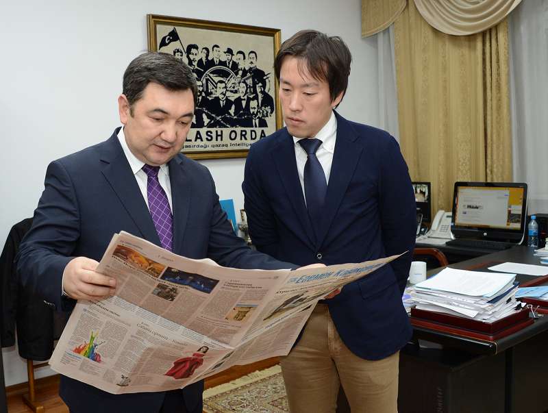 Жапон журналисі «Егемен» басшысы Дархан Қыдырәліден сұқбат алды