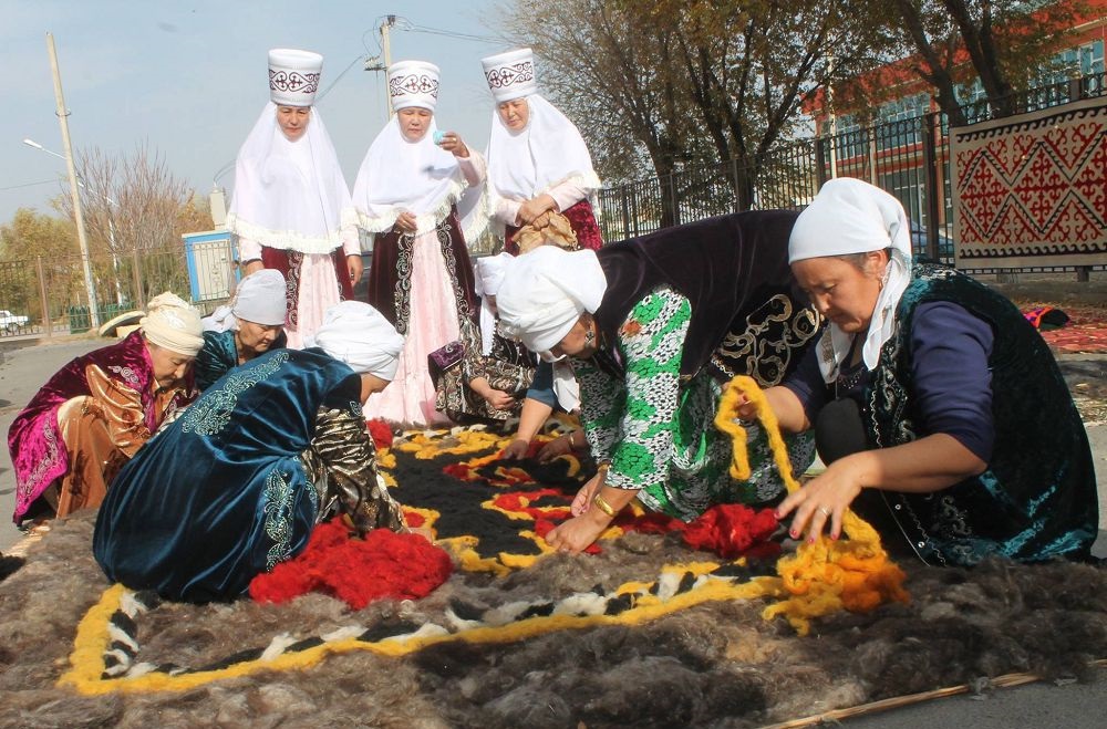Халықтық майдан. Жылу традиция у казахов. Шашу казахская традиция. Кииз басу. Текемет это у казахов.