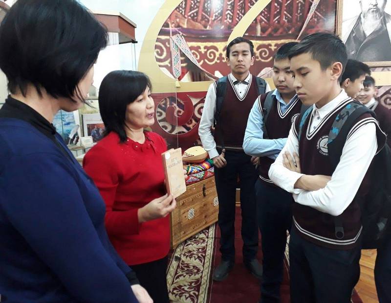 Семейде жастар латын қарпіндегі кітаптармен танысты