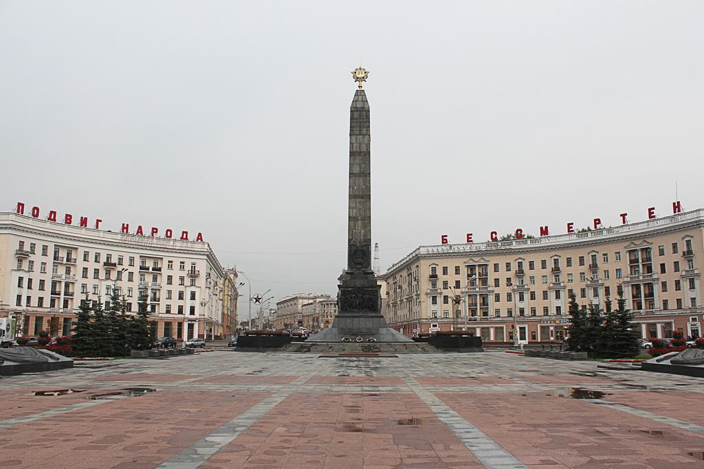 Нұрсұлтан Назарбаев Минскідегі Жеңіс монументіне гүл шоқтарын қойды