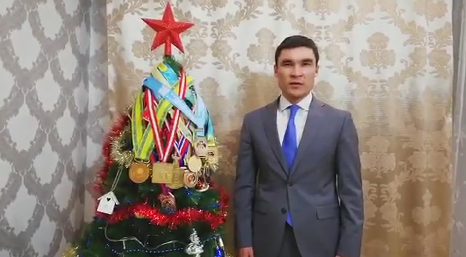 Серік Сапиев жаңа жылдық шыршаны медальдарымен безендірді