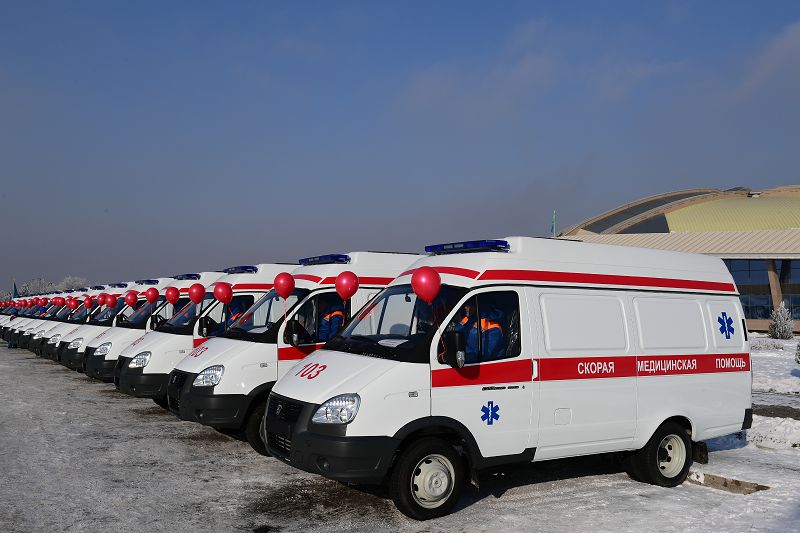 Қарағанды облысы әкімі жедел жәрдем қызметкерлеріне 35 автокөліктің кілтін тапсырды