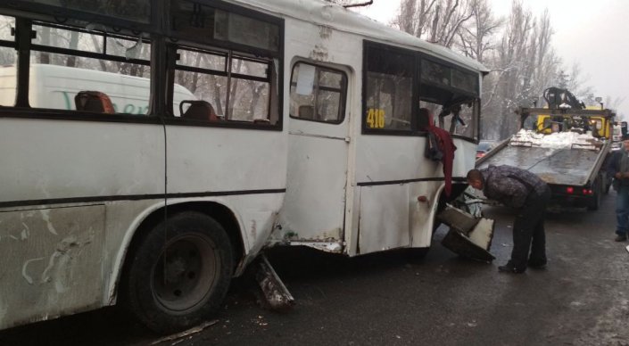 Алматыда автобус ағашқа соғылып, 8 адам жарақат алды