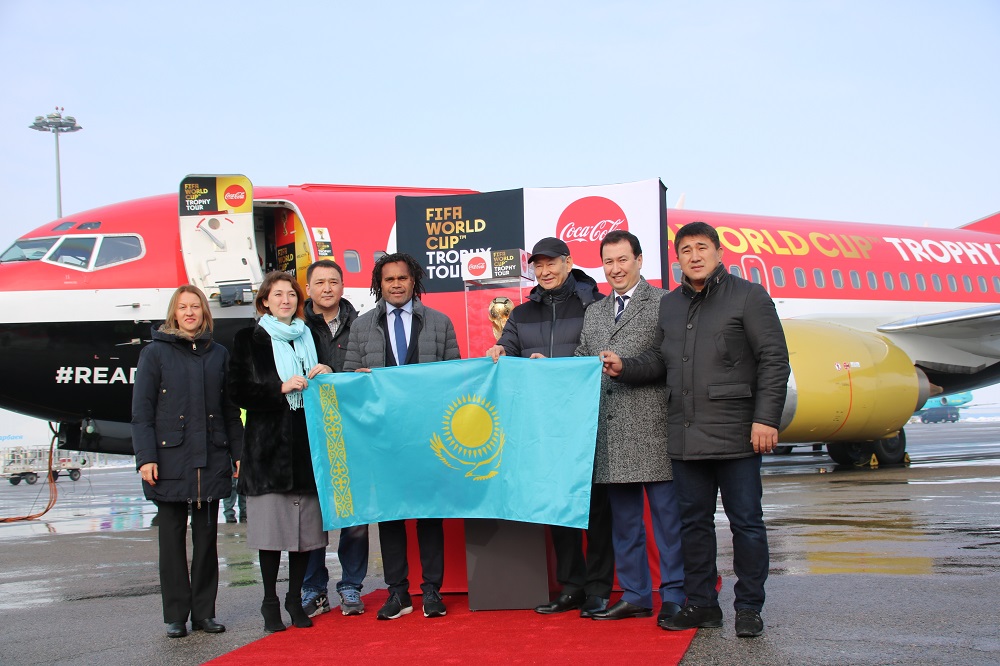 Алматыға футболдан әлем чемпионатының алтын кубогы әкелінді