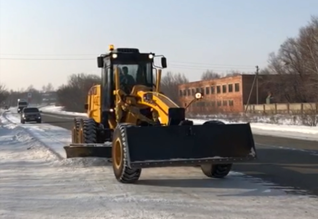 Өскеменнің әкімі грейдермен қар тазалады