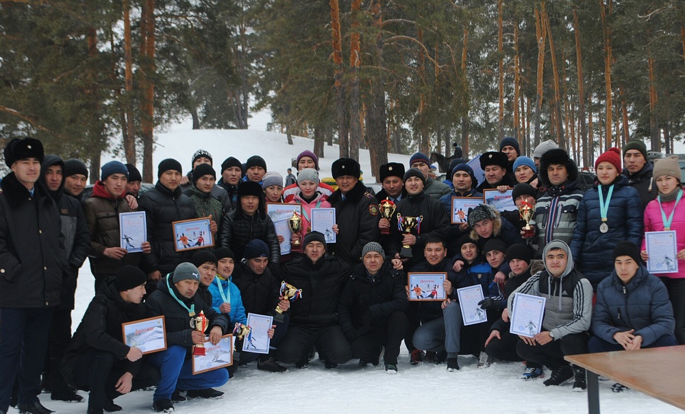 Семейде әскерилер шаңғы мен қар үстіндегі футболдан жарысты