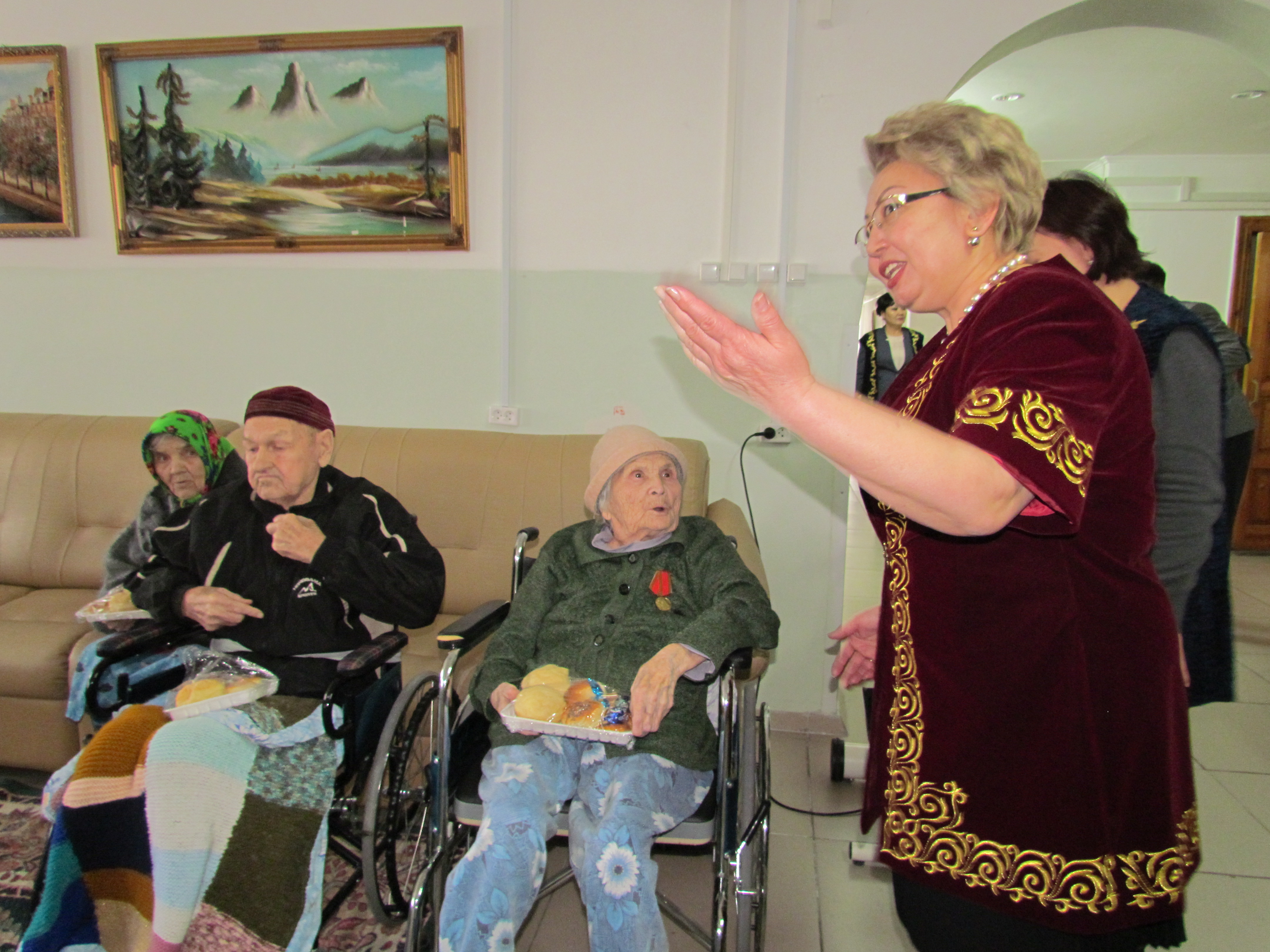 Семейде Мейірім үйіндегі қарияларға наурыз көже таратылды                 