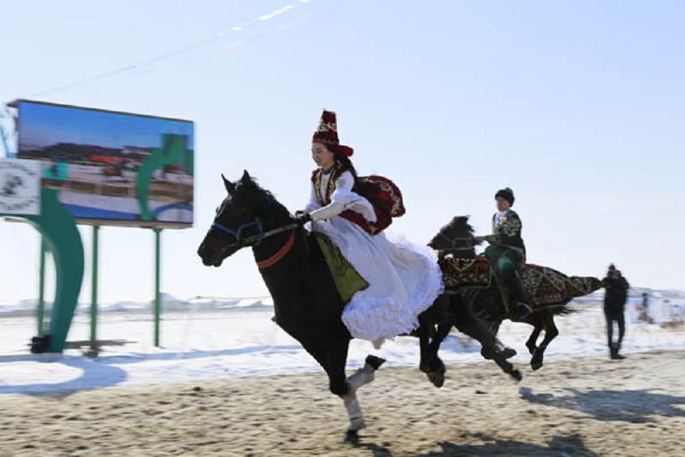 Қыз қуу ойыны. Казахские национальные игры кыз куу. Наурыз состязания. Казахские танцы на коне. Кыз-куу конный спорт.