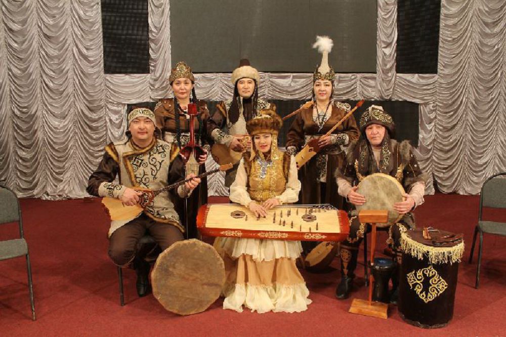 Казахская музыка веселая. Казахский фольклор. Казахский ансамбль. Казахстан музыкальное искусство. Казахская музыкальная культура.