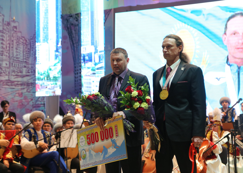 Паралимпиада чемпионы Александр Колядинге пәтер мен машина кілті табыс етілді