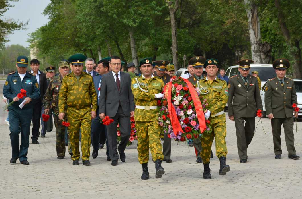 Душанбедегі қазақстандық жауынгерлердің ескерткішіне гүл шоқтары қойылды