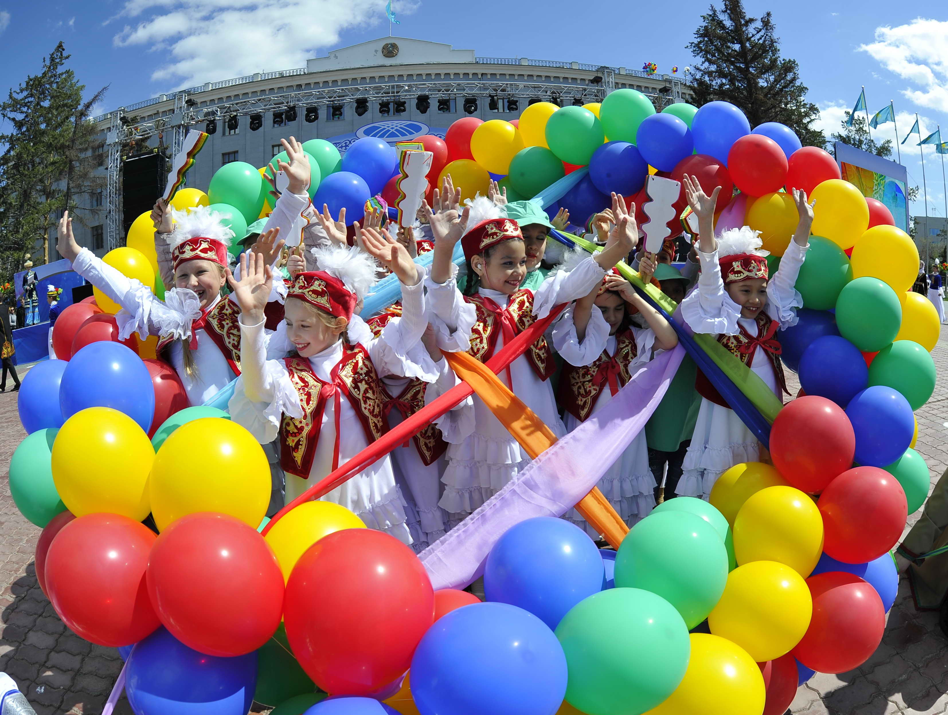 Бірлігі жарасқан ел. Парад 1 мамыр. Картина бірлік күні. 1 Мамыр фото. Достык Ынтымак.