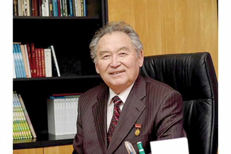 Сахна саңлағы Райымбек Сейітметов 