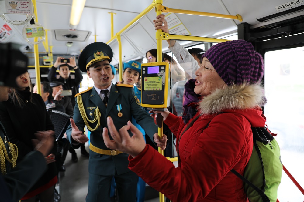 Астанада қоғамдық көлікте музыкалық флешмоб өтті