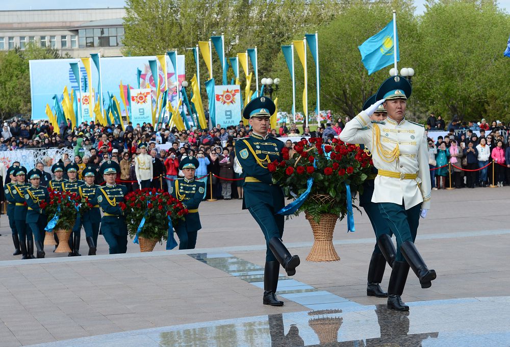 Үкімет пен Парламент басшылары Отан қорғаушылар монументіне гүл шоқтарын қойды