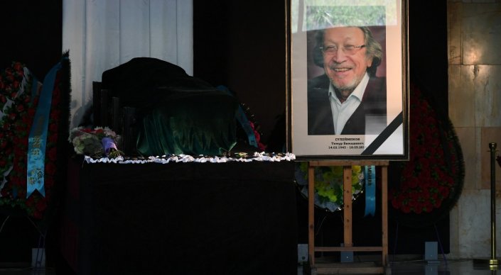 Алматыда теңге дизайнын жасаған Тимур Сүлейменовпен қоштасу рәсімі өтті