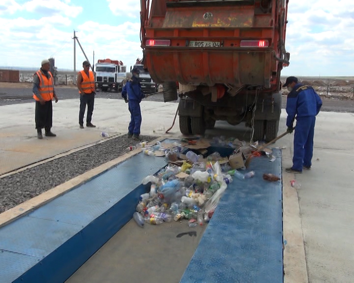 Бердібек Сапарбаев қала әкімдігіне қоқыс шығару мәселесін шешуге екі күн берді