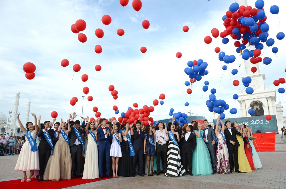 Мектеп бітірушілер кешінің мәнінен сәні көп