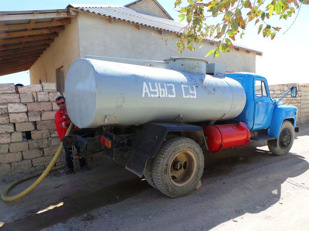 Әбжапар ауылы арықтың суын тұндырып ішіп отыр