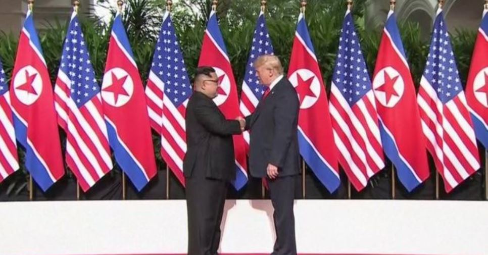 Дональд Трамп пен Ким Чен Ын кездесті