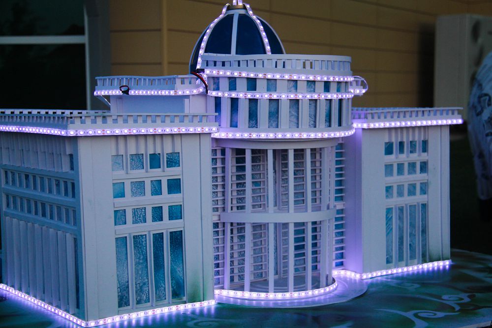 Атыраудағы НЗМ оқушылары қағаздан жасаған түрлі ғимараттар жұртты таң қалдырды