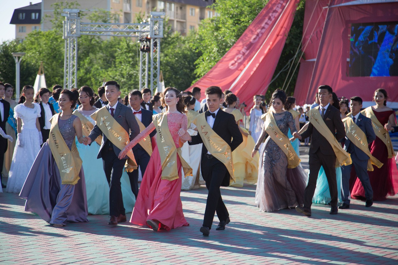 Атырау облысында 154 жас түлек "Алтын белгі" иегері атанды
