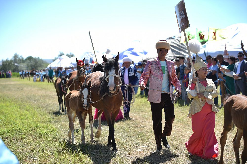 Тау баурайында бапталған бал қымыз