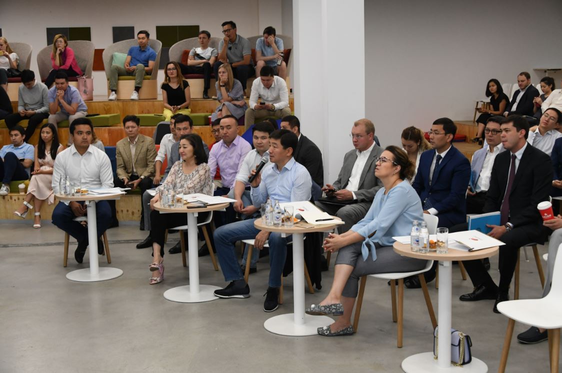 Алматының әкімі стартап-компанияларының өкілдерімен кездесті
