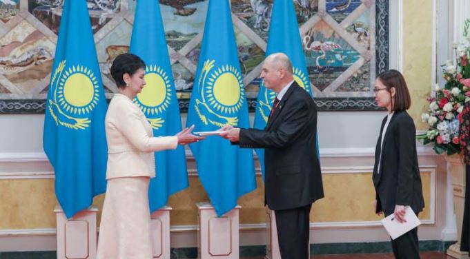 Гүлшара Әбдіқалықова бірқатар елшілерден сенім грамоталарын қабылдады