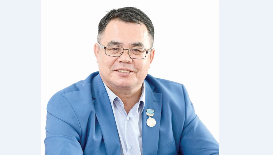 Төріңе шығарсаң да, төбеңе шығарма!