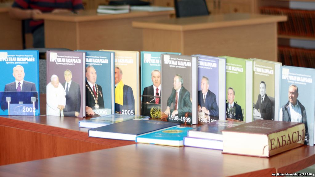 Абай атындағы Қазақ ұлттық педагогикалық университетіне Елбасы кітаптарын сыйға тартты