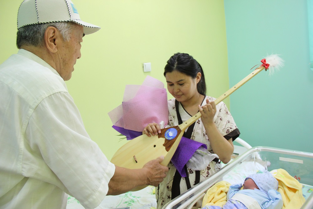 ШҚО-да сәбилерге домбыра сыйлады