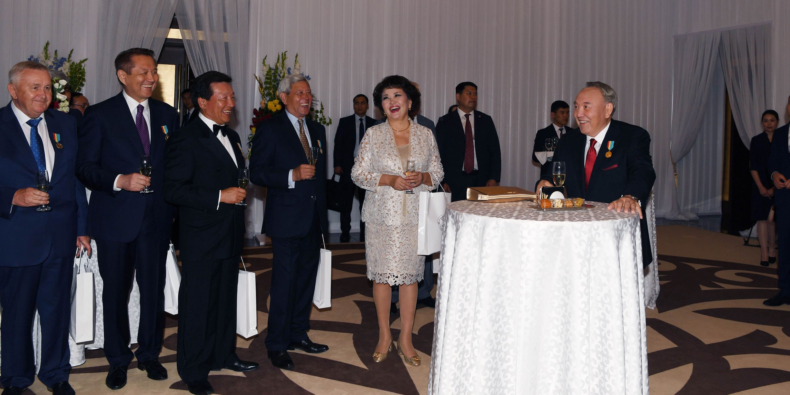 Елбасы Астананың іргесін алғаш қалаған азаматтармен кездесті