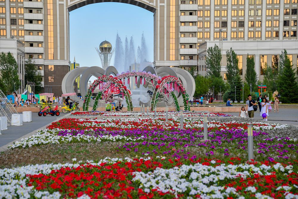 Гүл көмкерген елорда. Жыл сайын Астанада 8 миллион түп гүл егіледі