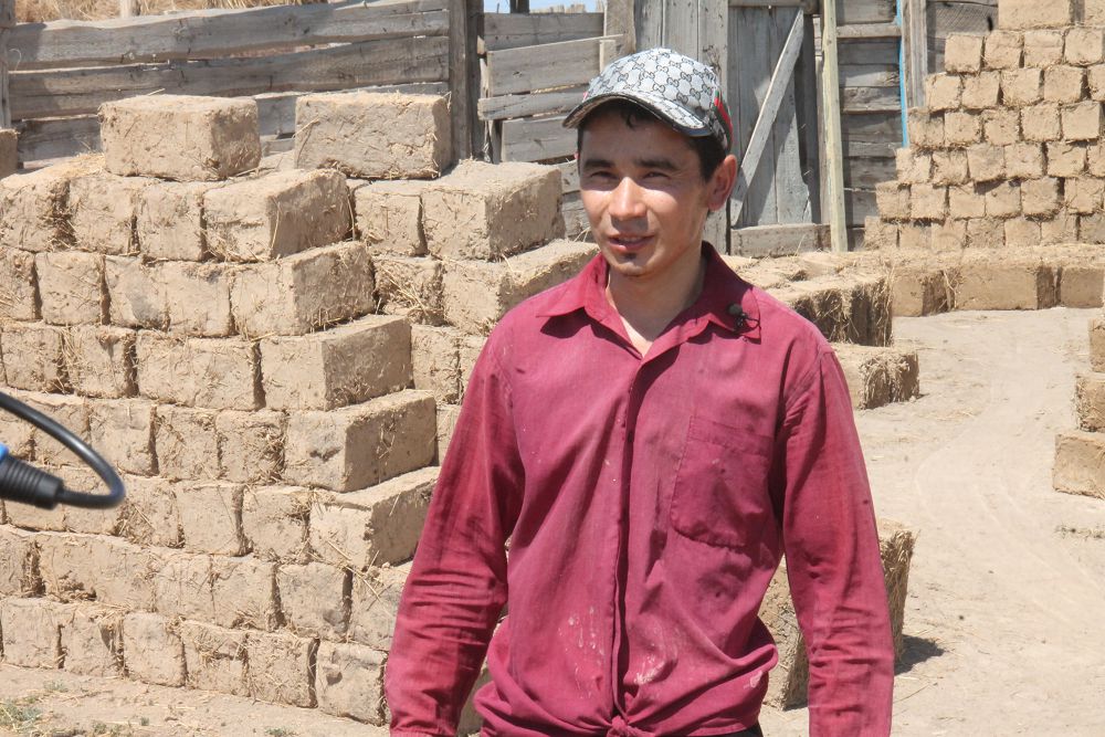 Ауыл ақыны кірпіш құяды