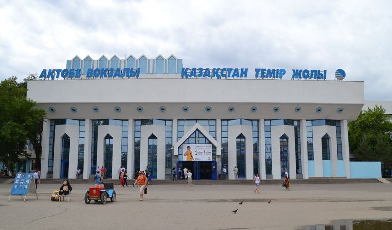 Ақтөбедегі вокзал маңы маскүнемдер мен қаңғыбастарға толы