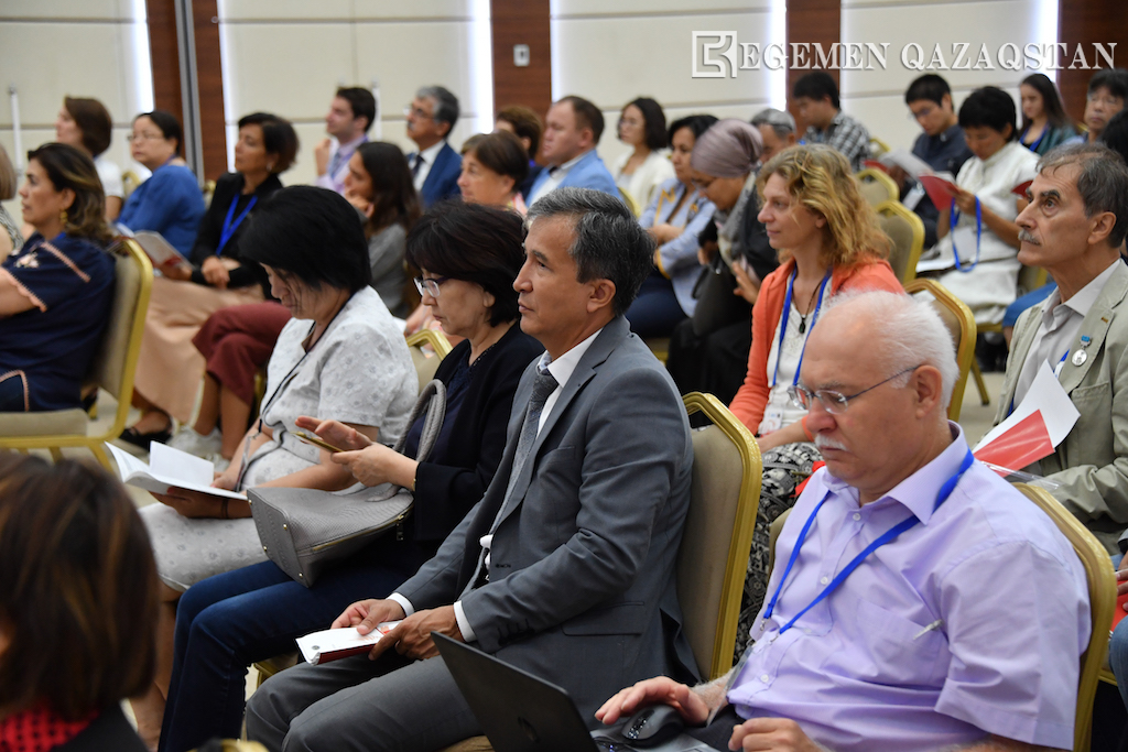 Астанада түркі тіл білімінің өзекті мәселелері талқылануда