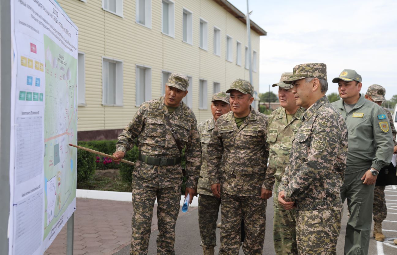 Қорғаныс министрі әскерилердің әлеуметтік жағдайын жақсарту бойынша тапсырмалар берді