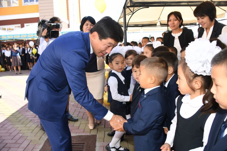 Алматыда 240 мыңнан астам бала мектеп табалдырығын аттады