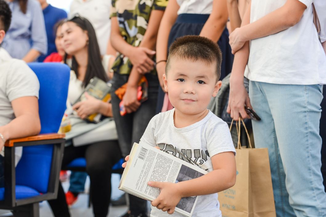 V  халықаралық кітап фестивалі аясында оқырмандар бес мың кітаппен алмасты