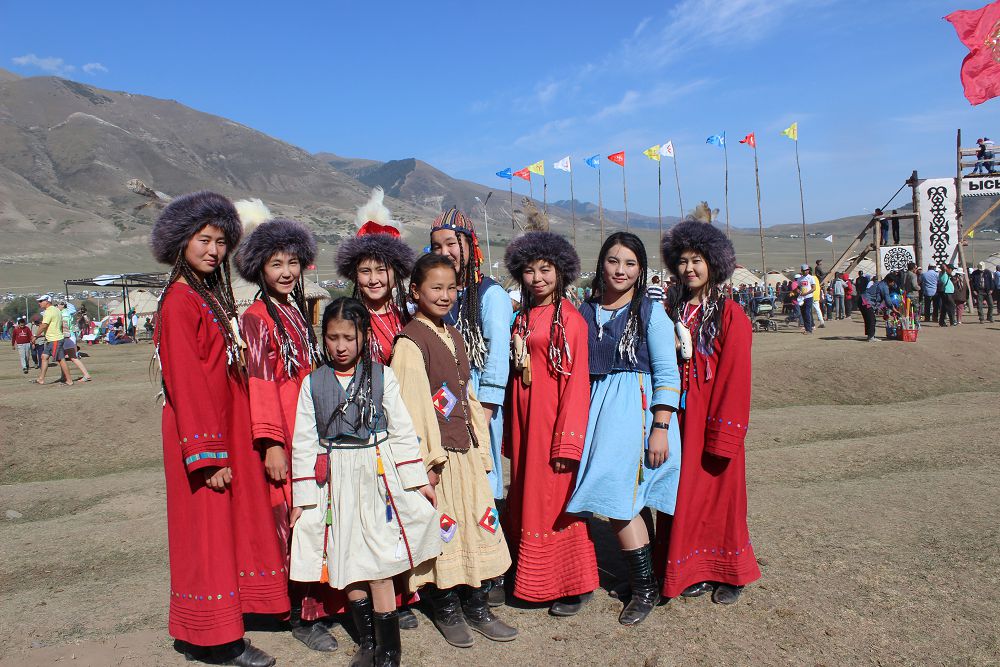 Домбыра тартатын қырғыз қыздары