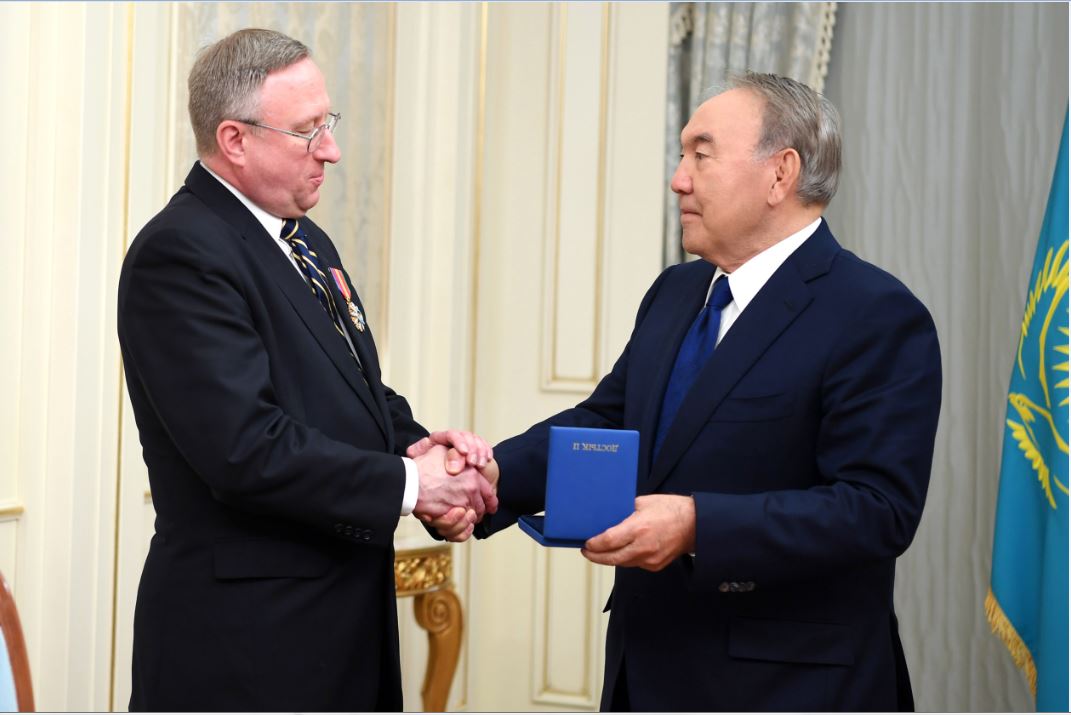 Нұрсұлтан Назарбаев АҚШ-тың Қазақстандағы Төтенше және Өкілетті Елшісі Джордж Кролмен кездесті