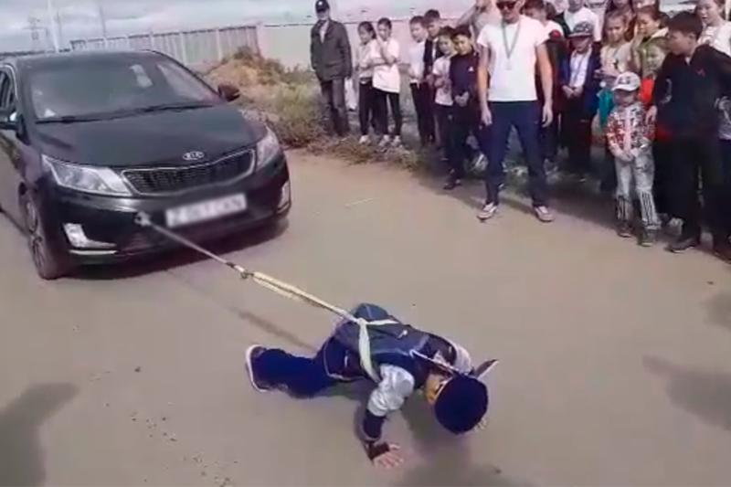 6 жасар ақмолалық Бекмансұр көлік сүйреп, рекорд орнатты