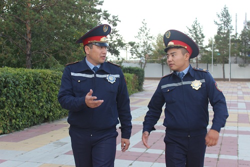 Қостанайда екі полицей жол бойында әйелді ажалдан аман алып қалды