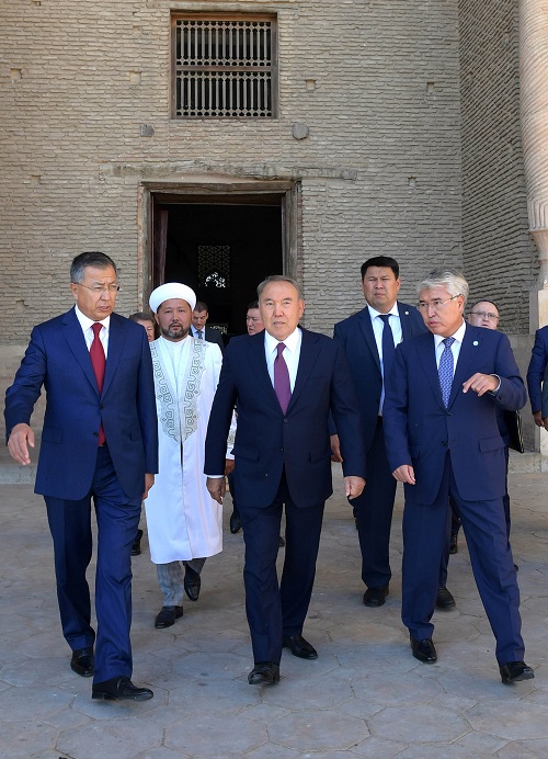 Нұрсұлтан Назарбаев Қожа Ахмет Яссауи мавзолейіне барды