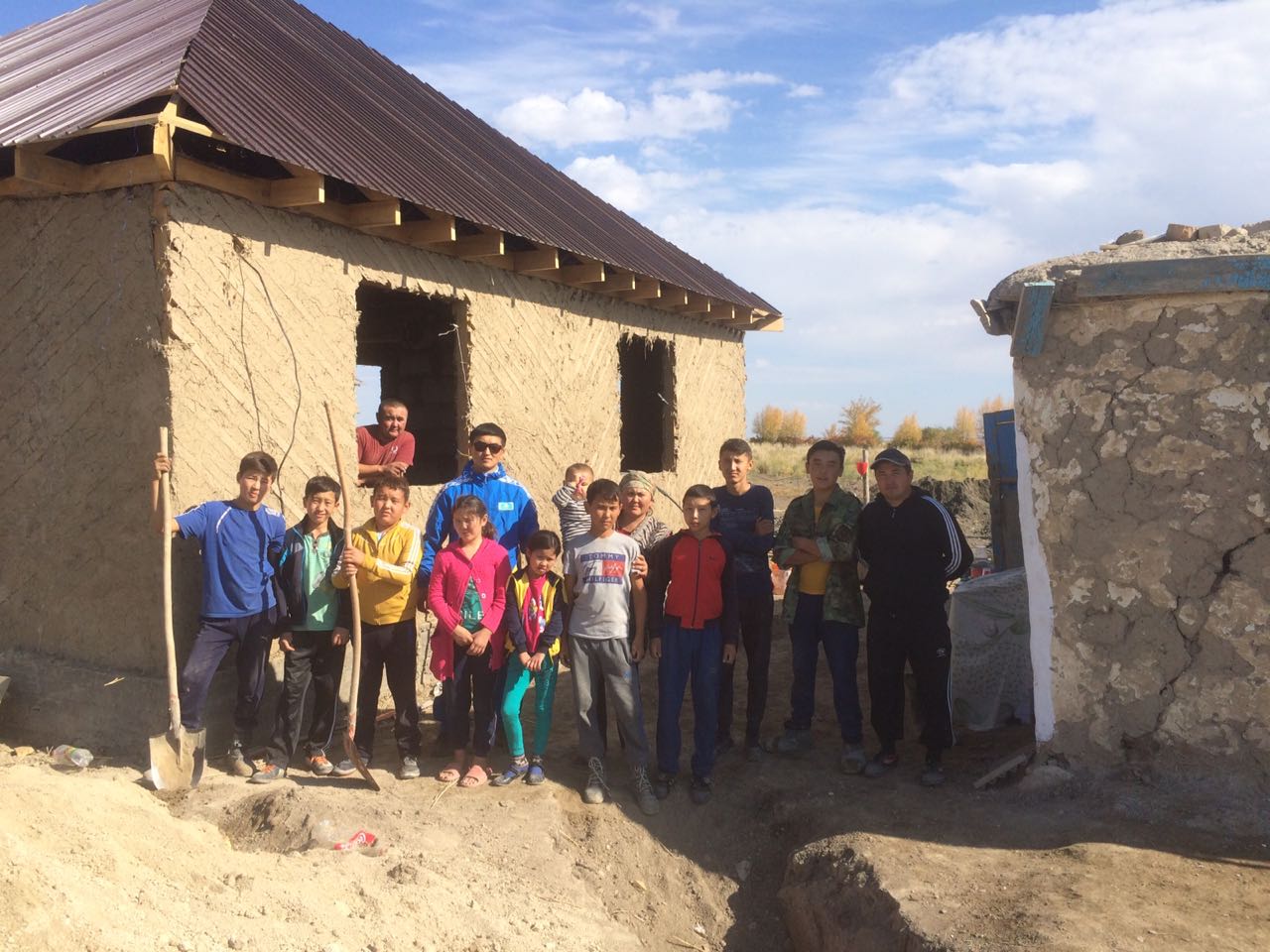 Шығыс Қазақстанда ауыл тұрғындары көп балалы анаға үй салып жатыр