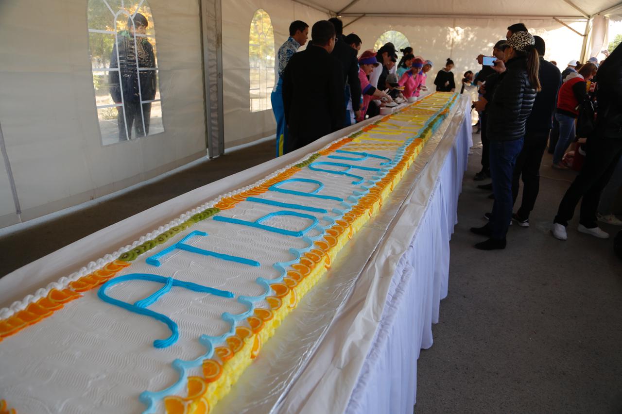 Атырауда қала күніне орай 10  метрлік торт дайындалды